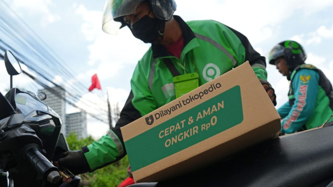 A Gojek delivery driver picks up a PT Tokopedia order at a fulfillment center in Jakarta, Indonesia, on Monday, Dec. 12, 2022. GoTo Group jumped Tuesday as investors focused on valuation after recent sharp declines and Indonesia’s bourse said it’s monitoring the stock’s movements. Shares of the Indonesian tech startup have fallen more than 70 percent since it's listing in April. Photographer: Dimas Ardian/Bloomberg